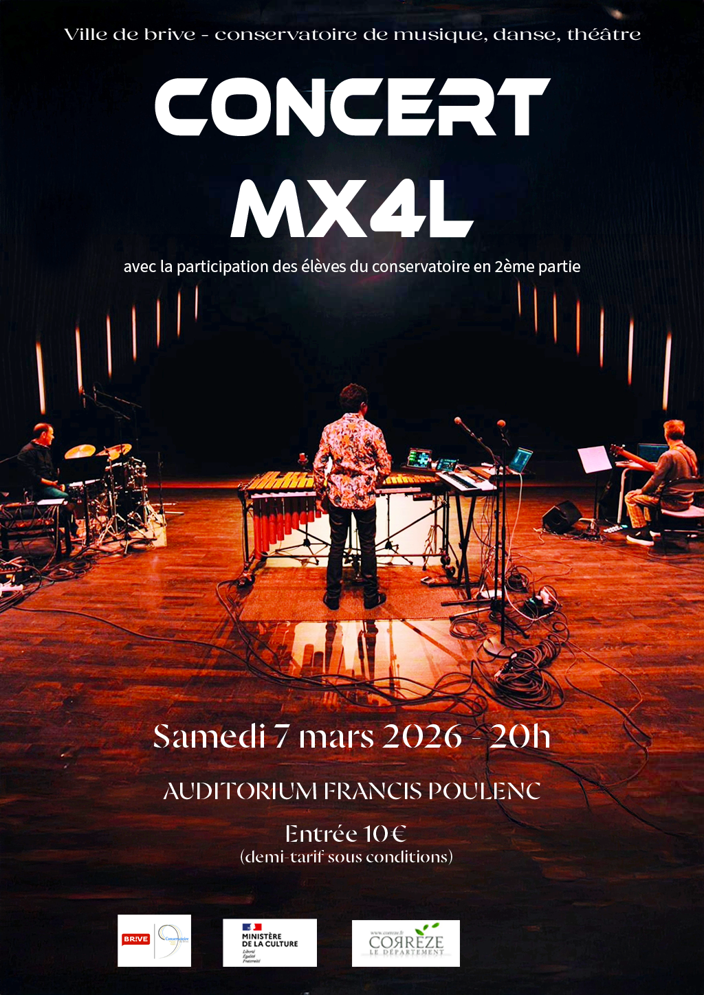 Trio musiciens. Une personne à la batterie, une personne au marimba et une personne à la guitare. Les trois sont sur scène.