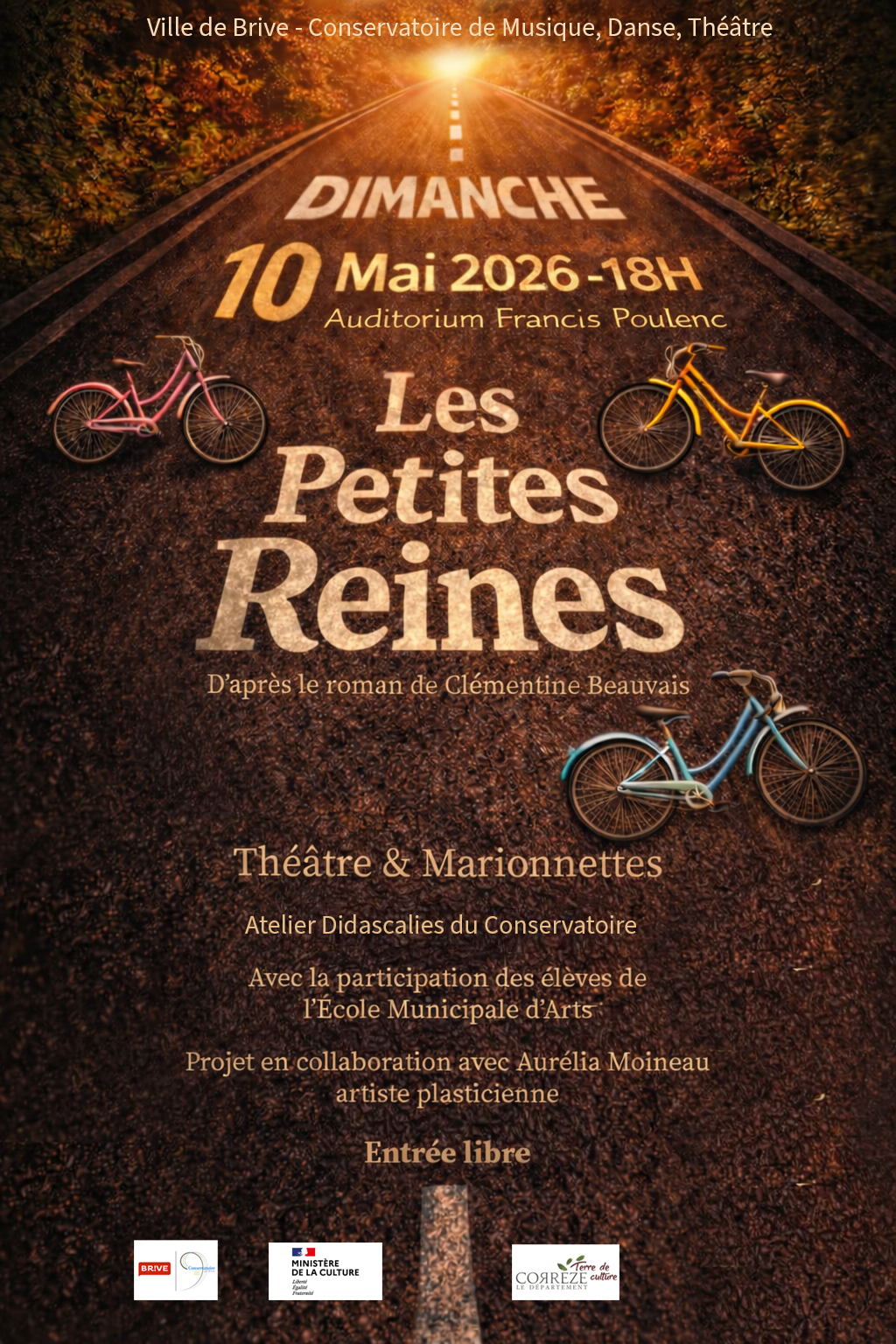 Route avec 3 vélos, forêt et couché de soleil