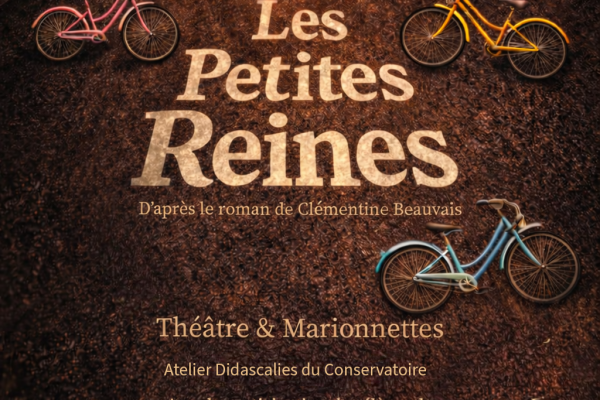 Route avec 3 vélos, forêt et couché de soleil